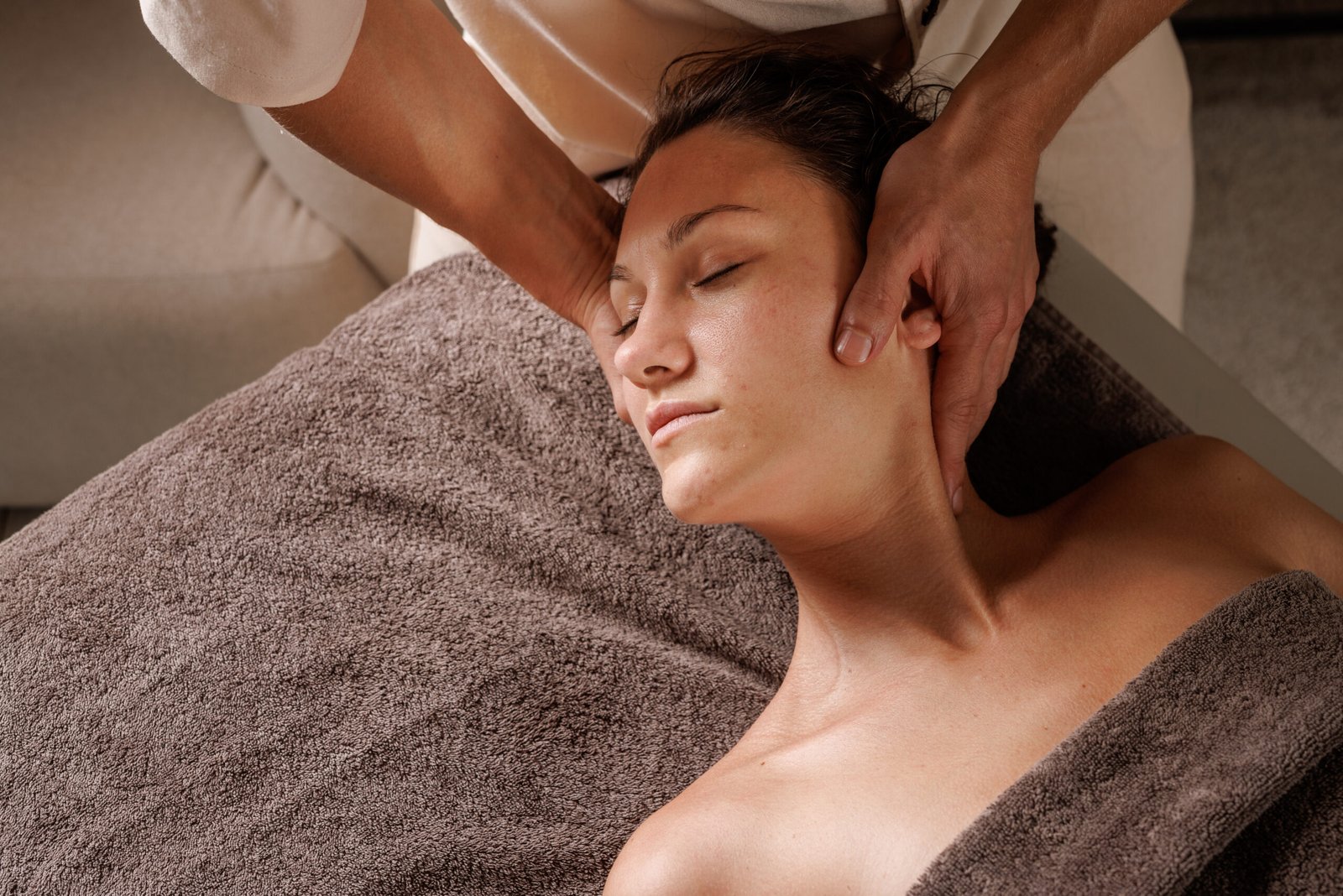 woman receiving a relaxing massage at a spa 2026 01 09 12 00 26 utc scaled